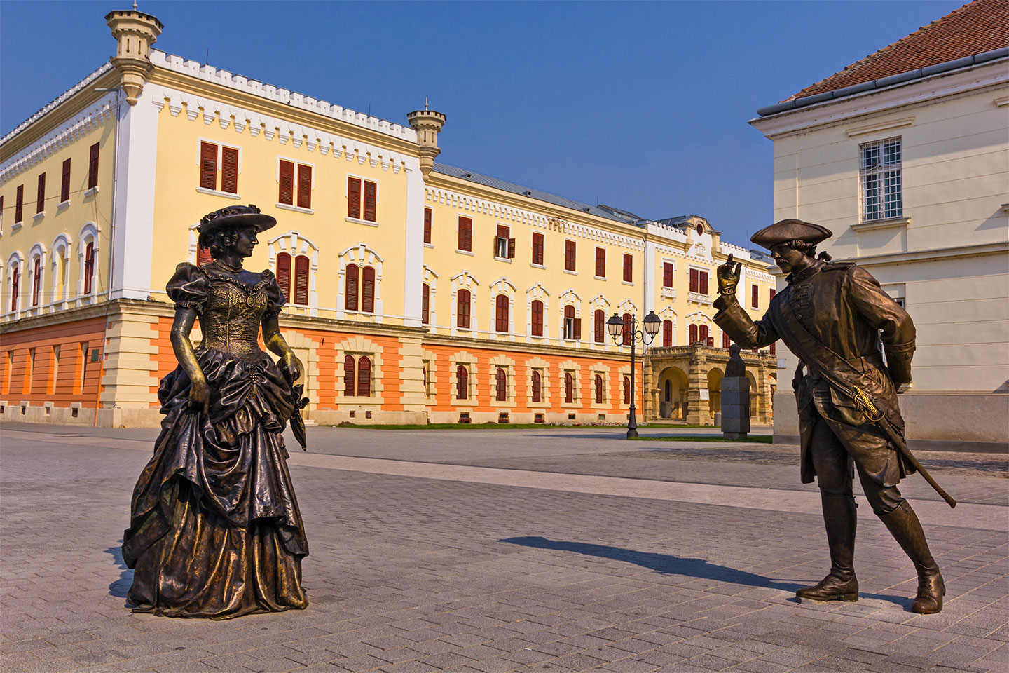 strada-pietonala-din-centrul-vechi-cu-cafenele